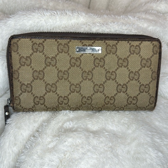 Gucci Handbags - Authentic Gucci Wallet